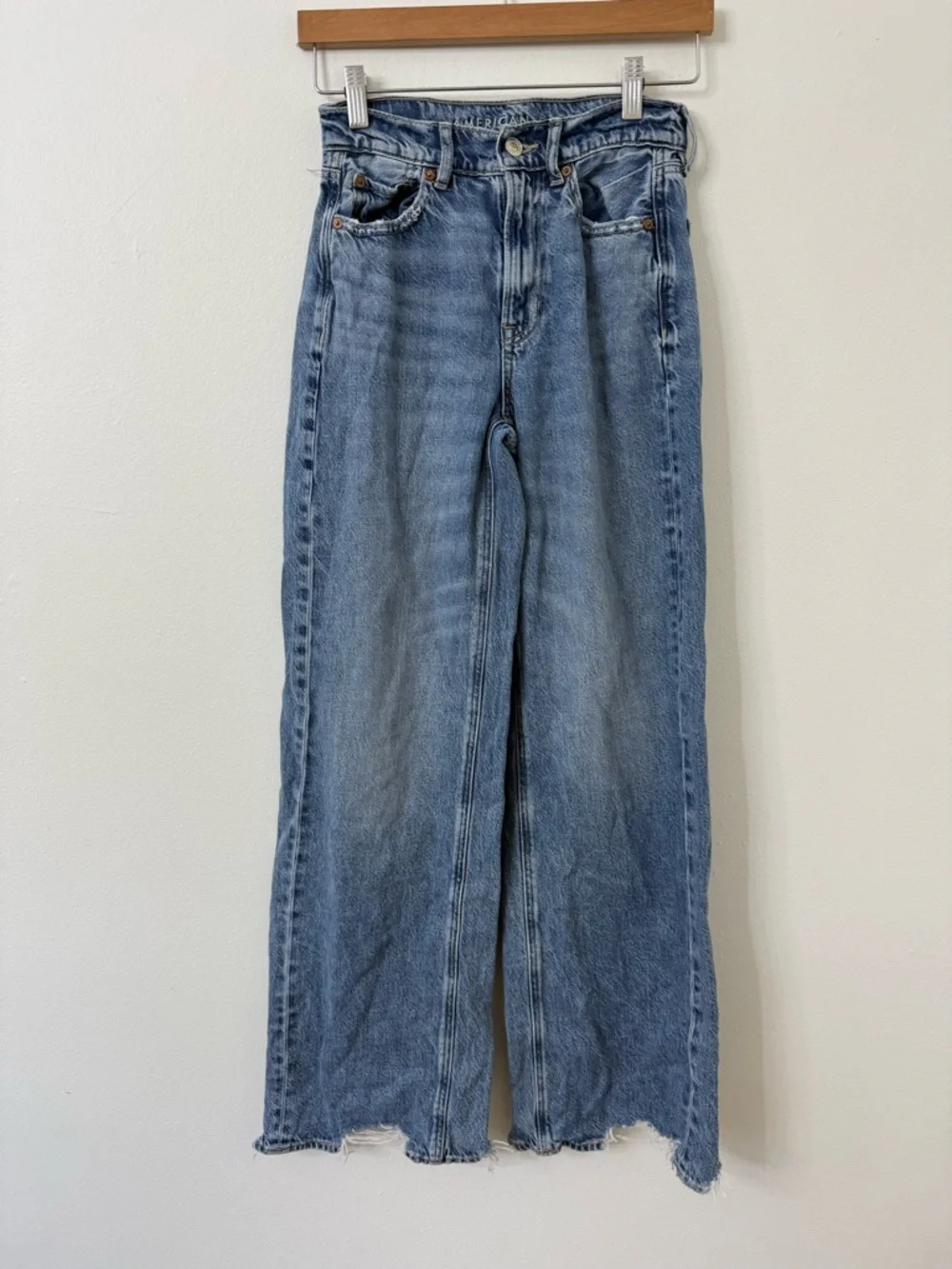 {000} American Eagle Super High-Rise Baggy Wide Leg Women's Jeans in Light Blue - Picture 2 of 9